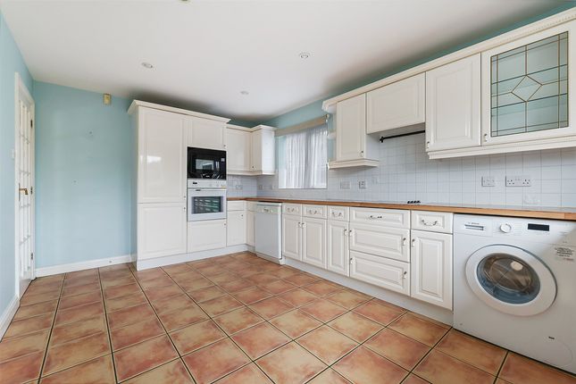 21, The Meades, Lingfield photo 4