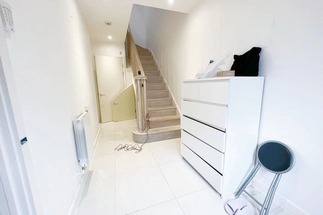 Town house to rent in 32 Ottley Drive London, London