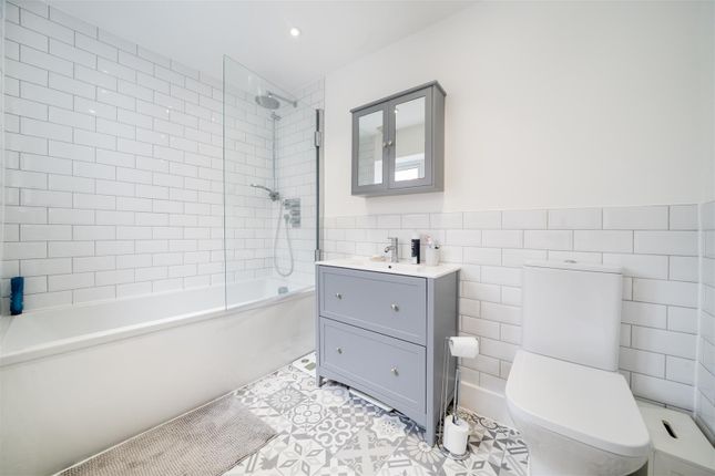 78, Smarts Lane, Loughton photo 4