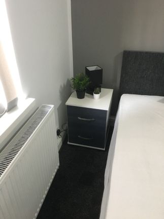 1-bed house on 29 Wakefield Road, Normanton, £433/mo