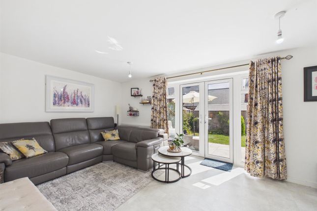 12, Tipton Crescent, Aylesbury photo 3