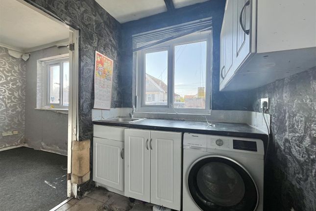 32, Riley Avenue, Jaywick photo 4
