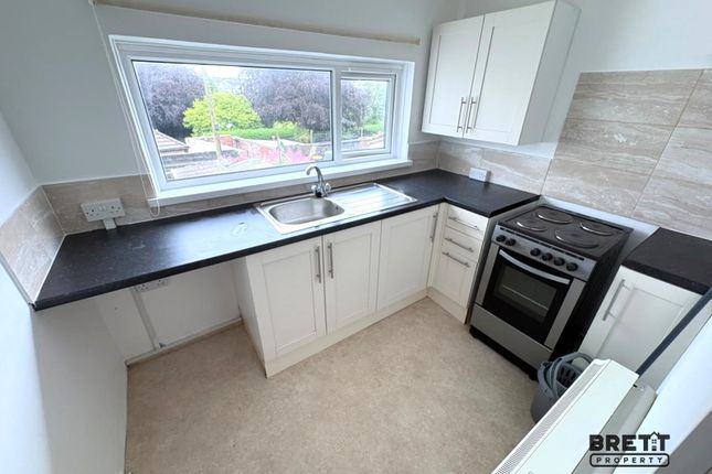 Flat 2, 4, Marble Hall Road, Milford Haven photo 3