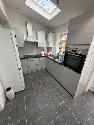 586, Whitton Avenue West, Greenford photo 2