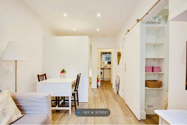 Hillsborough Court Mortimer Crescent, London photo 3