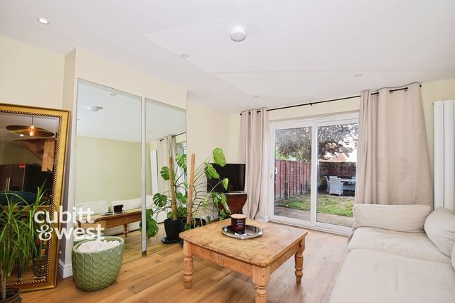 8, York Close, Petersfield photo 3