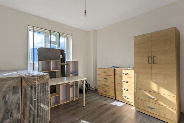 Flat to rent in Woodberry Down Estate, London