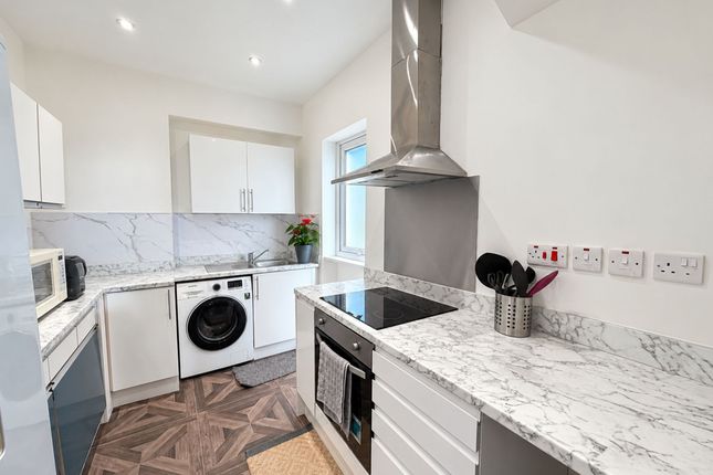 200 Gantshill Crescent, Ilford photo 2