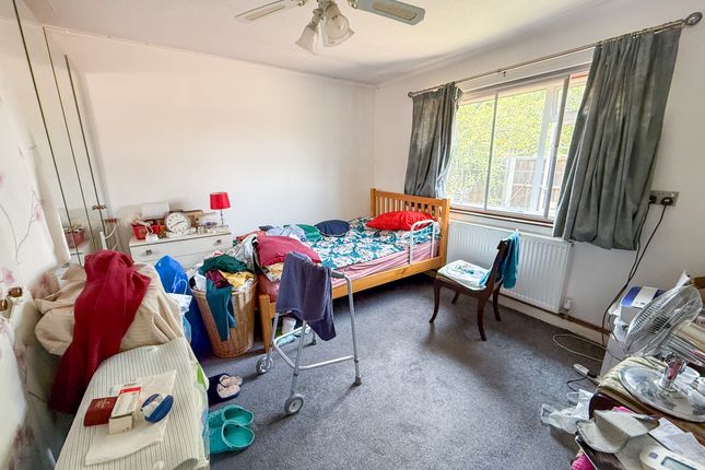 137 Welley Road, Wraysbury photo 4