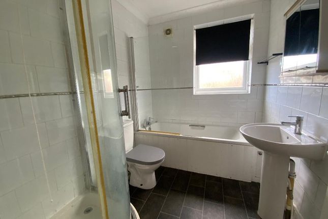 6 Beechwood Gardens, Rainham photo 4