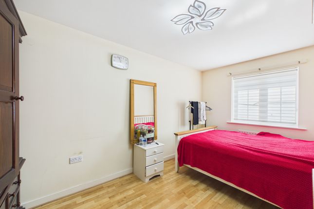 14 Windrum Close, Horsham photo 4