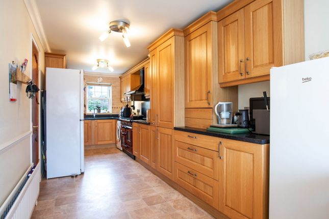 33, Merryfields, Rochester photo 3