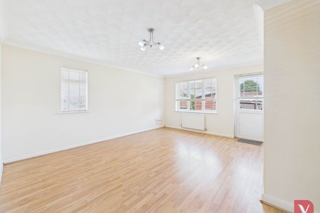 21 Laurel Close, Milton Keynes photo 3