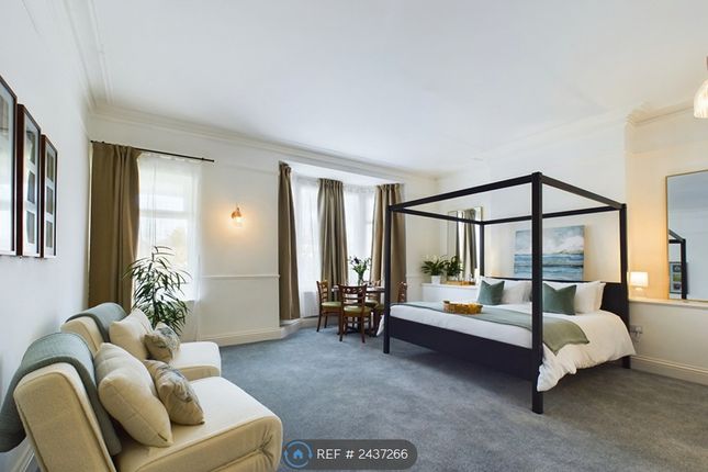 Room 1: Open-Plan Family Apartment