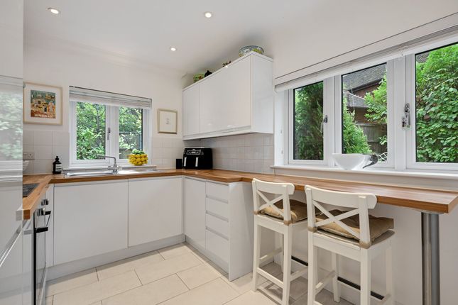 Lake Cottage Oakwood Close, Chislehurst photo 4