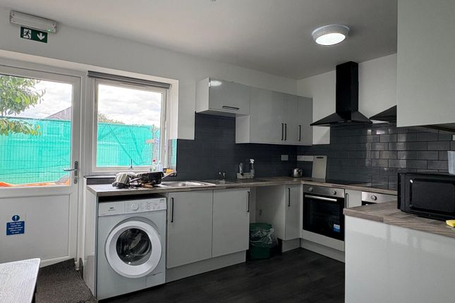 ROOM 1, 15, Dickens Avenue, Uxbridge photo 4