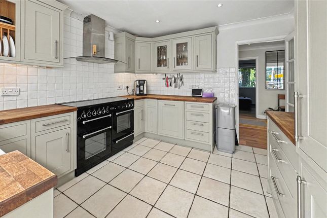 29, Saunders Copse, Woking photo 2