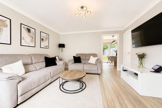 8, Cooper Crescent, Hamilton photo 4