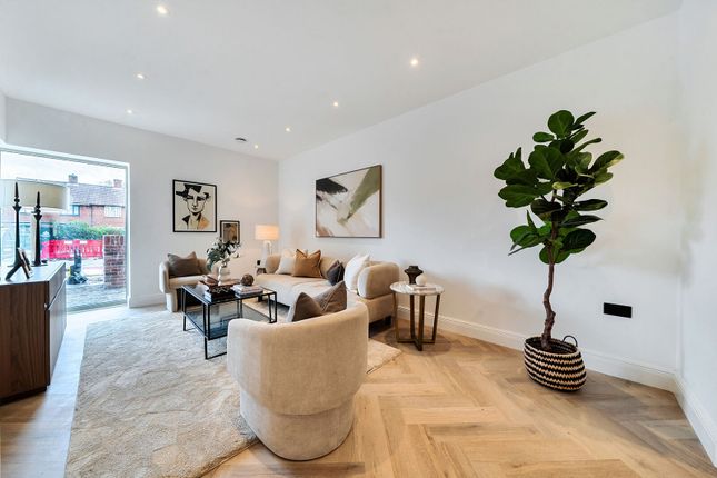 Cranford Lane, Heston photo 4
