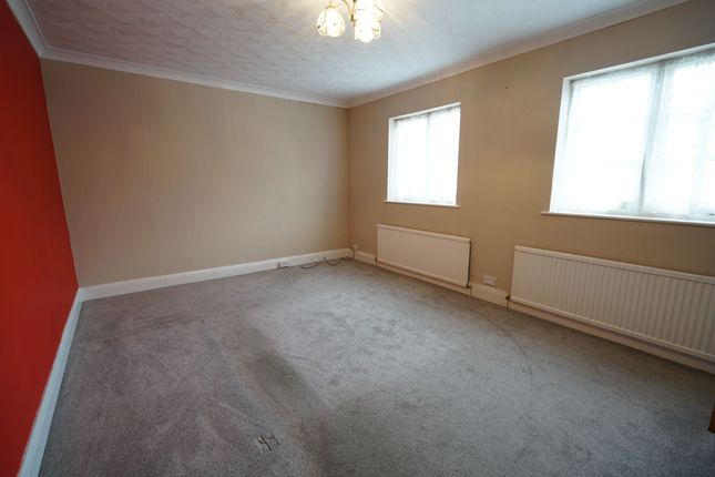 Thumbnail Flat to rent in Clarence Road, Grays