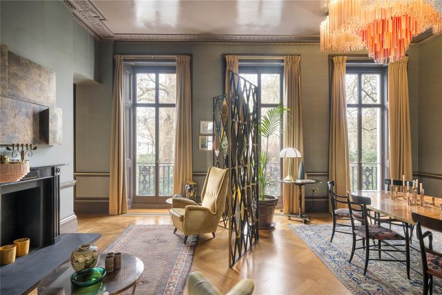 Flat 2, 22, Eaton Square, London photo 3