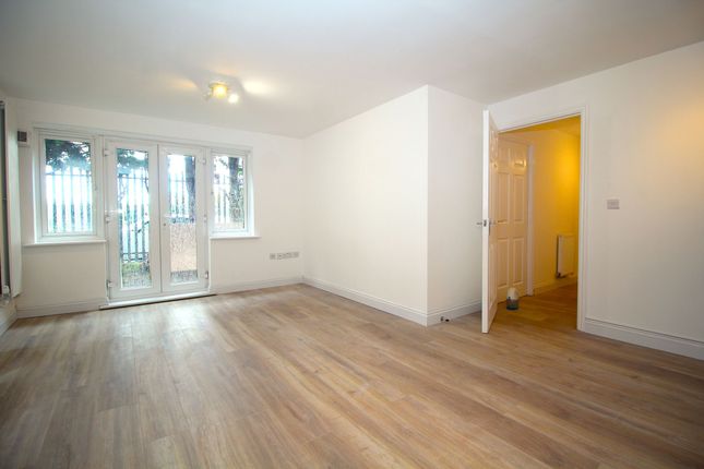 Flat 1, Plover House, Rainham photo 3