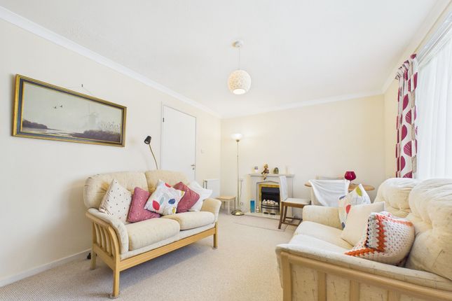 23 Mayfair, Reading photo 3