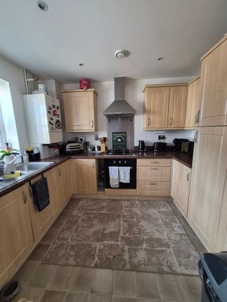 33 Blacksmith Close, Aldershot photo 2
