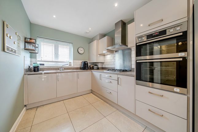 26, Hill View Drive, Welling photo 3