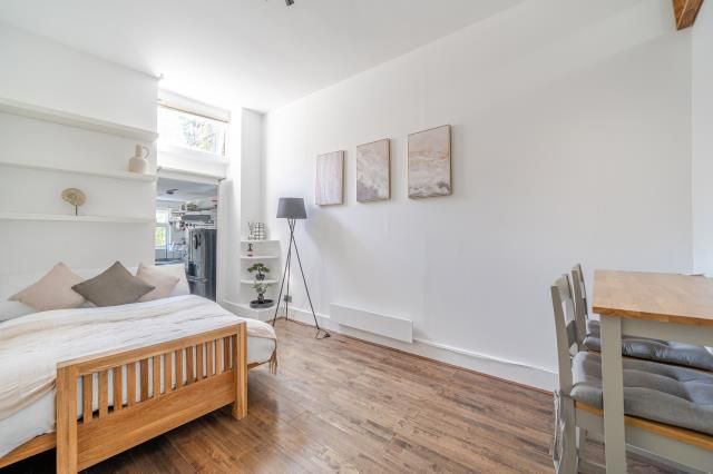 Studio flat on 36c, Heath Street, London, £1,750/mo
