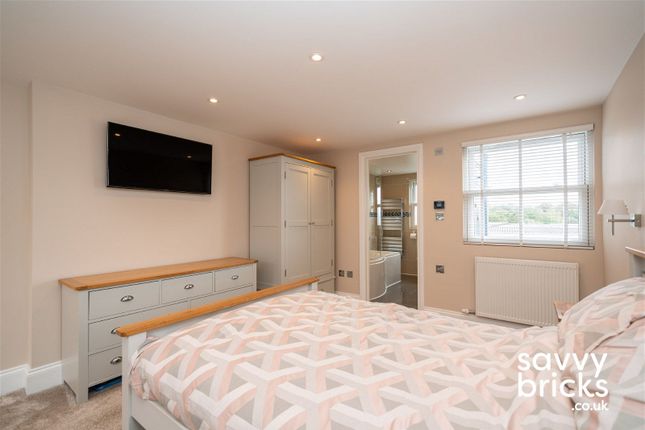 Terraced house for sale in Cardiff Road, Watford