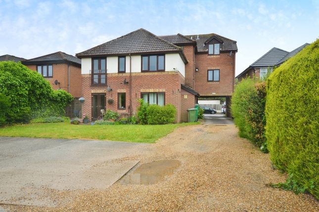 1-bed flat on Flat 3, Queens Court, 41, Queenstown Road, Hampshire, £80,000