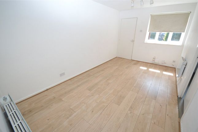 8, Alder Crescent, Luton photo 4
