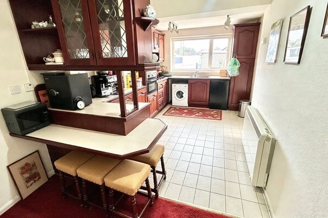 Cowley Crescent, Padiham, Burnley photo 4