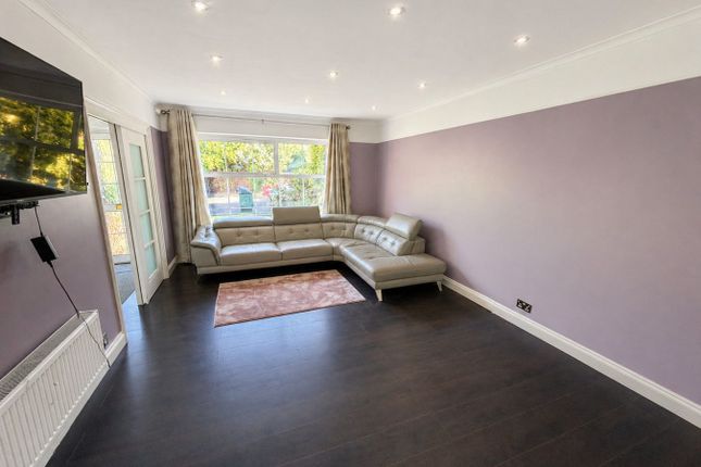 11, Broadacre, Staines-upon-Thames photo 2