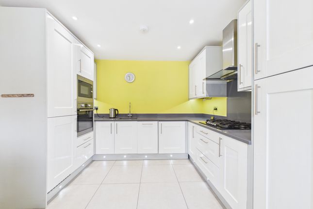 9 Oakwood Place, High Wycombe photo 4