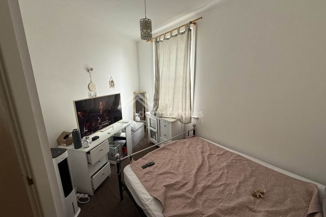 Flat 32 Howgate House, Wellington Road, Dewsbury photo 5