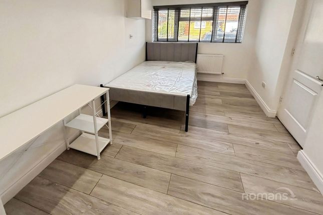 Studio house on Room 1, 49, Earls Lane, Slough, £800/mo