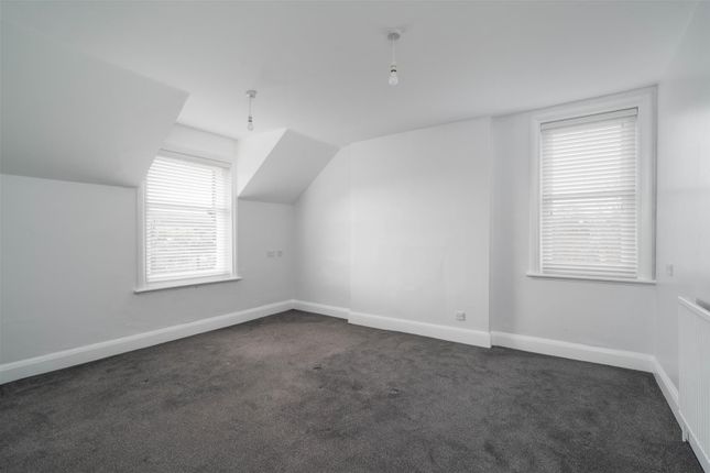 Flat 5, Golding House, Henry Avenue, Matlock photo 3