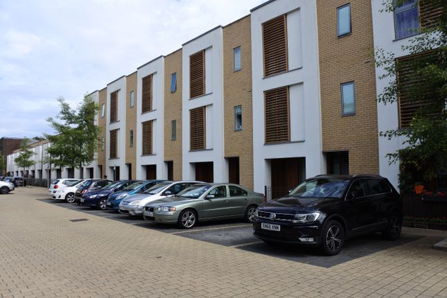 Town house to rent in Jacks Farm Way, London