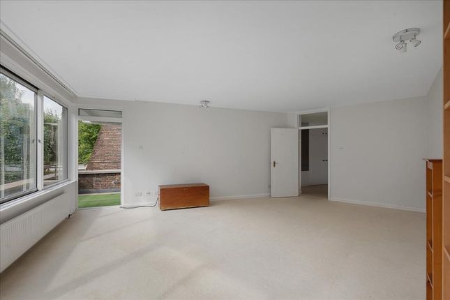 Flat for sale in Elm Lodge, Fulham, London