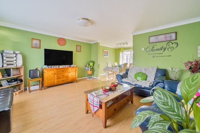7A, Dedworth Drive, Windsor photo 2
