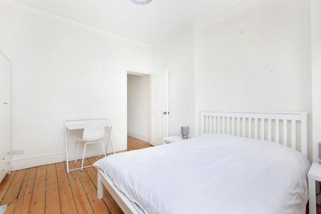 Flat to rent in Grantham Road, Clapham, London