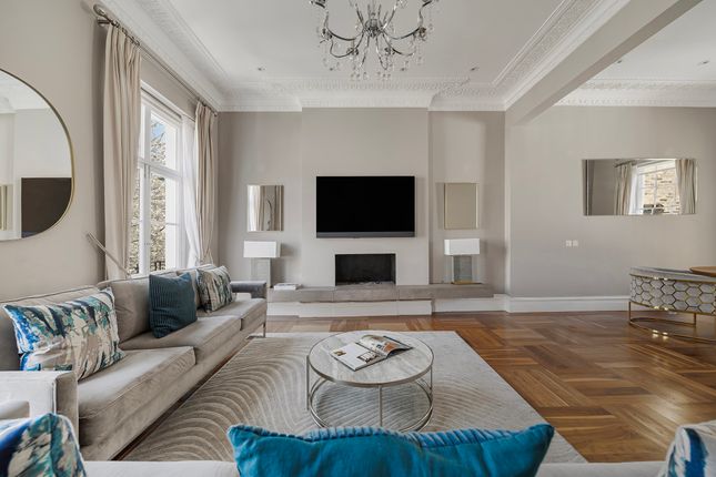 Walton, Walton Place, London photo 4