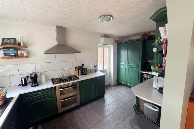 31, Kenmore Road, Cleckheaton photo 3