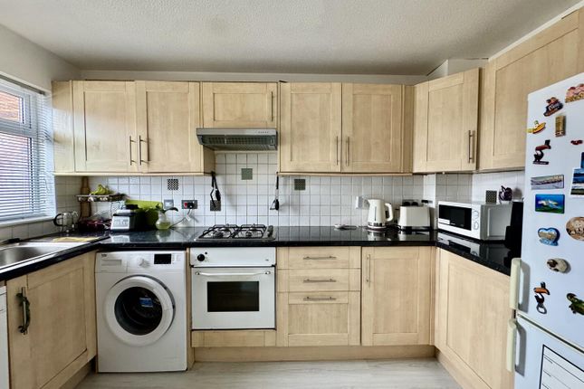 1, Springfield Road, Luton photo 2