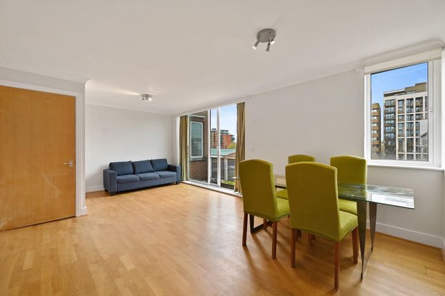 Flat to rent in North Bank, London