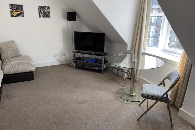 1ST & ATTIC Floor Flat, 32 South Mount Street, Aberdeen, AB25 2TB, Aberdeen photo 3