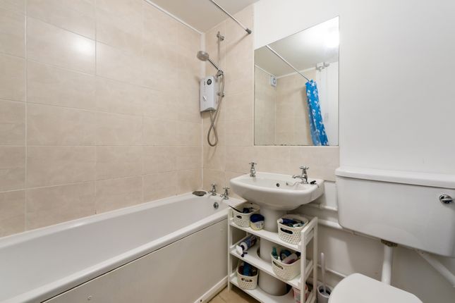Flat to rent in Henry Doulton Drive, London