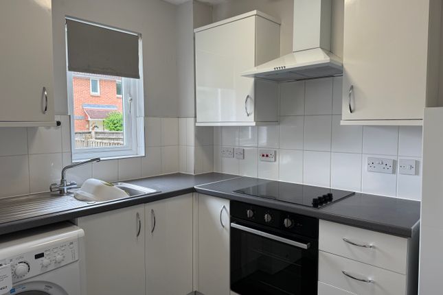 12 Stepney Close, Crawley photo 2